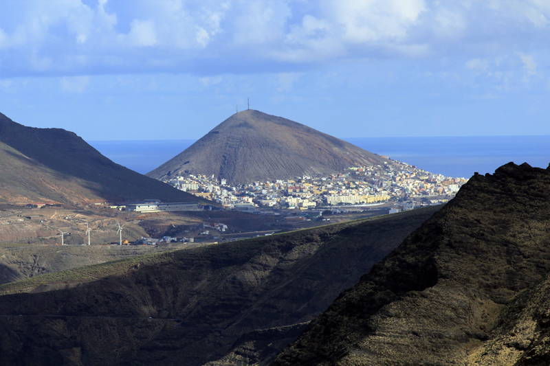 2016-11-07_110443 gran-canaria-2016.jpg - K�stenstra�e GC-200 - Blick nach Norden - Galdar mit dem markanten Vulkankegel